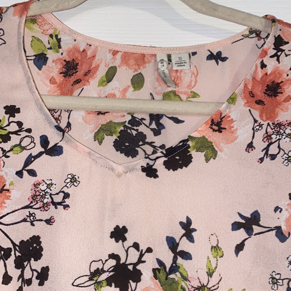 Pink floral pleated bell sleeve blouse - Picture 3 of 3